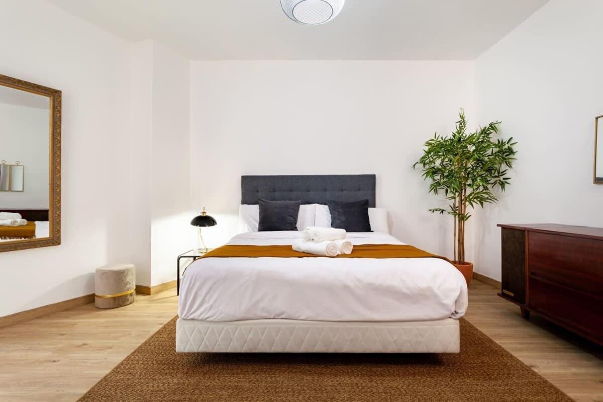Exclusive Huge 4 Double Bedroom Center Barcelona